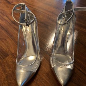 Stiletto heel. 3.5 inches, wrap around ankle.